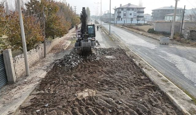 Iğdır Belediyesi 14 Kasım, Söğütlü ve Cumhuriyet Mahallelerinde Yol Yenileme Çalışmalarına Başladı