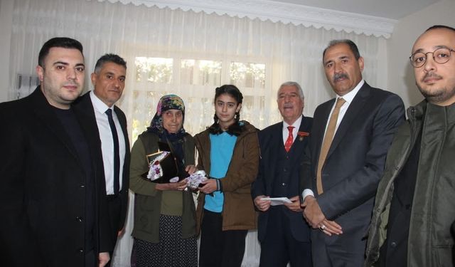 İKİ ŞEHİT  BABASINA ANLAMLI ZİYARET