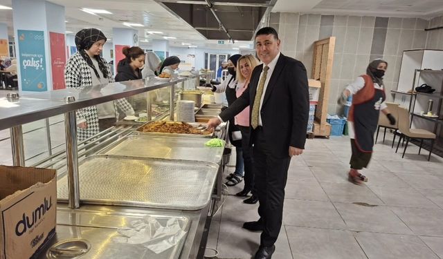 KYK Iğdır Yurt Hizmetleri Müdürü Bayat, Aybüke Öğretmen Yurdu'nu Denetledi: Öğrencilerle Sofrada Buluştu