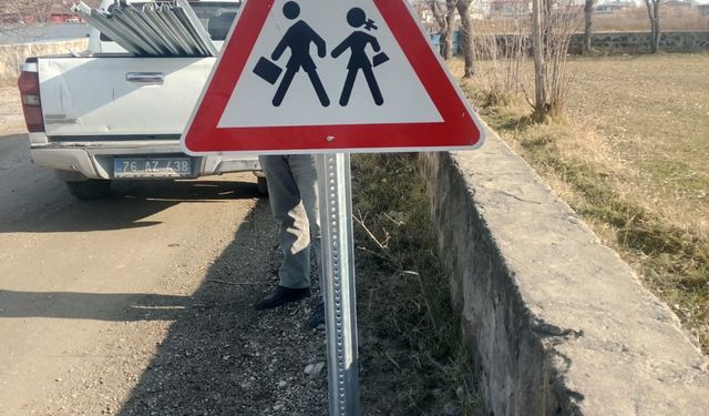 Karakoyunlu’da Köy Yolları Daha Güvenli: Trafik Levhaları Modernize Edildi