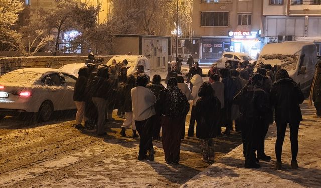 IĞDIR MERKEZDE KAR SEVİNCİ: VATANDAŞLAR HALAY ÇEKİP FOTOĞRAF ÇEKTİRDİ