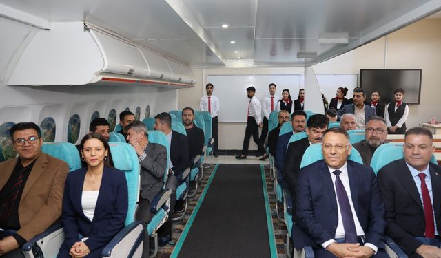 Rektör Gürel ve Müdür Bağca, Havacılık Öğrencileriyle Kabin Simülasyon Sınıfında Buluştu