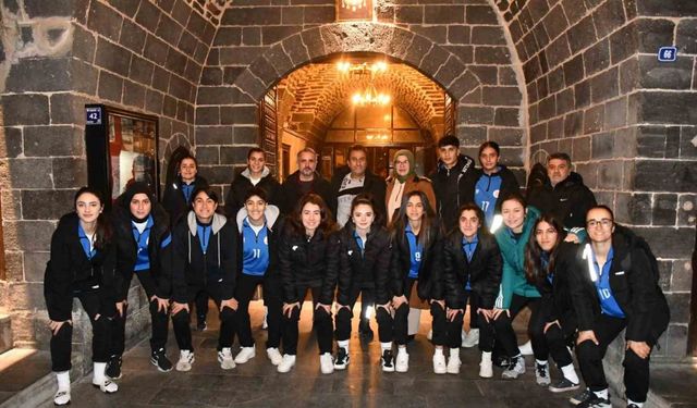 Ağrı kadın futbolcularının konaklama masraflarını üstlendi