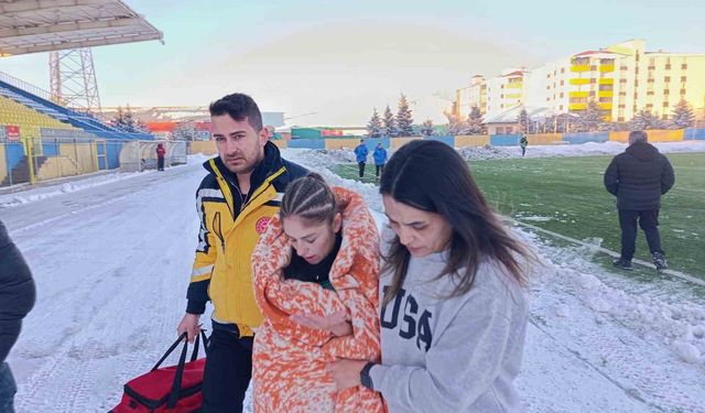 Kar ve soğuğa rağmen Ağrı Kadın Futbol Takımı'ndan 4 gollü galibiyet
