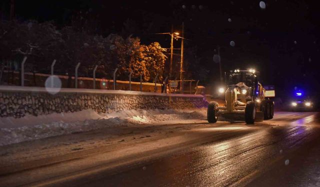 Kar yüzünden kapanan 145 mahallenin yolu büyükşehir ekipleri tarafından açıldı