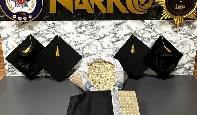 Mezuniyet keplerinin içine gizlenmiş 53 bin 100 uyuşturucu hap ele geçirildi