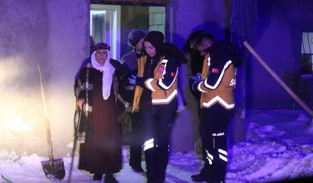 Yolların kapalı olduğu mezrada 70 yaşındaki hasta 112 ekiplerince hastaneye ulaştırıldı
