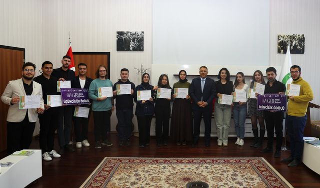Rektör Gürel, “Ağrı Startup Weekend” Etkinliğinde Üniversitemizi Temsil Eden Öğrencileri Başarı Belgesi ile Ödüllendirdi