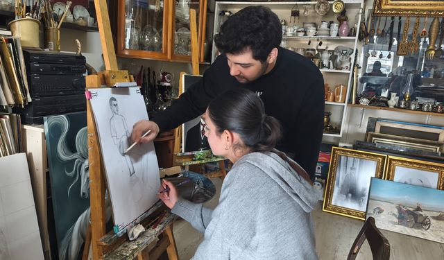 GENÇLER TATİLDE TUVALİN BAŞINA GEÇTİ: RESSAM EROL BAT ATÖLYESİ ANTİKA SANAT EVİ’NDE SANAT DOLU GÜNLER
