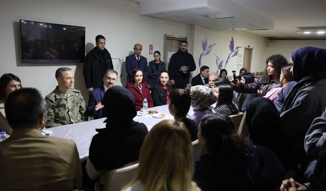 Vali Turan ve Eşi Nilüfer Baykal Turan’dan Üniversitelilere Anlamlı Yeni Yıl Ziyareti