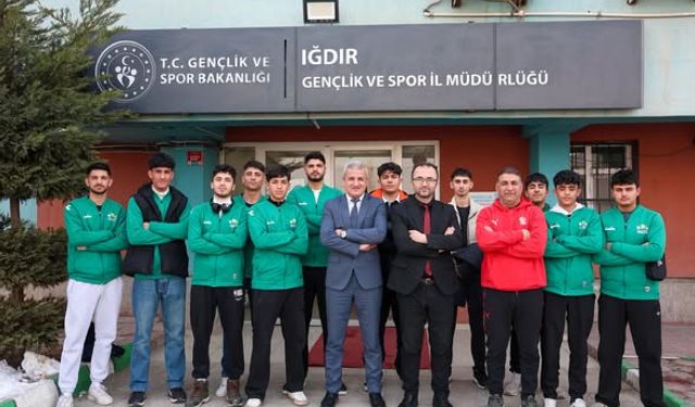 Iğdır’ın Genç Devleri Şampiyonluk Kupasıyla İl Müdürü Şahin’i Ziyaret Etti