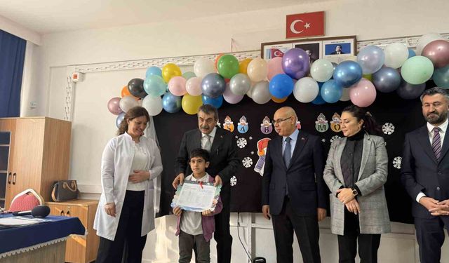 Bakan Tekin, Ağrı'da öğrencilerin karne heyecanına ortak oldu