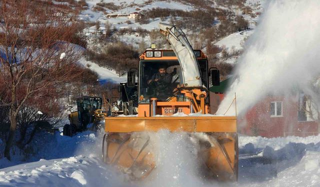 Bingöl'de yoğun kar yağışı sonrası köy yollarında çalışmalar devam ediyor