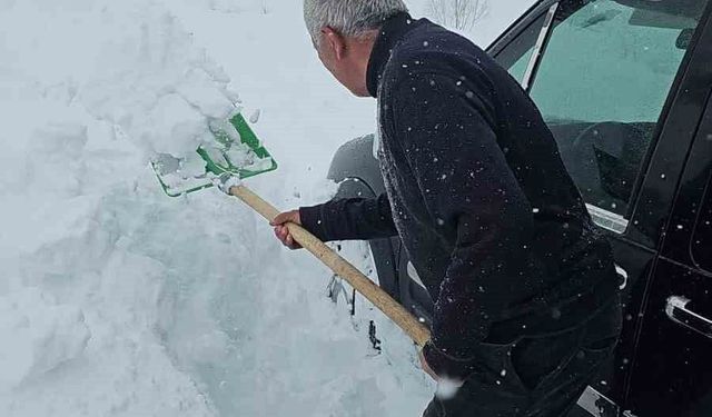 Çığ faciası son anda atlatıldı: Araçtaki aile ölümden döndü