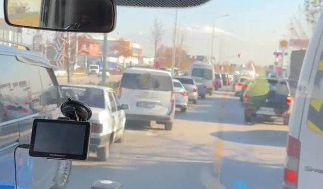 Duyarlı sürücülerin fermuar sistemi ile yol verdiği anlar kamerada