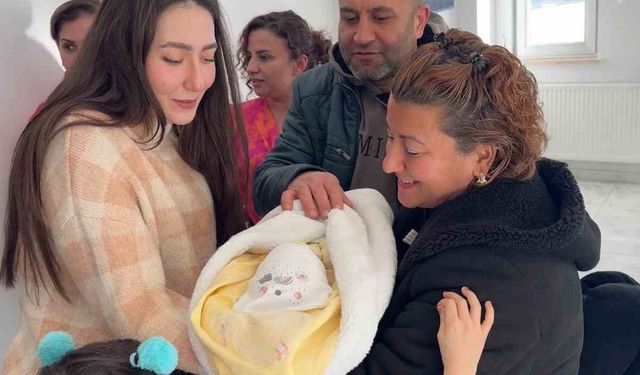 'Geçici Koruyucu Aile' modelinin 100'üncü bebeği Ege Berk, Samsun'da koruyucu ailesiyle buluştu