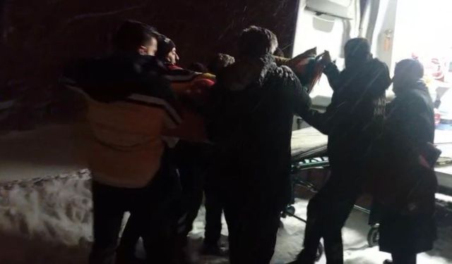 Kapalı köy yolu açıldı, 72 yaşındaki hasta hastaneye ulaştırıldı