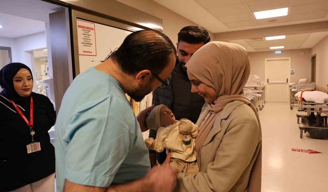 Karnının dışında doğan 44 günlük bebek iki ameliyat geçirdi