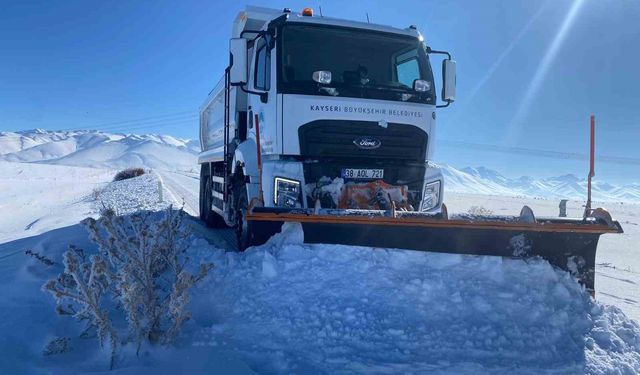 Kırsalda kapalı yol kalmadı: Büyükşehir 266 mahalle yolunu ulaşıma açtı