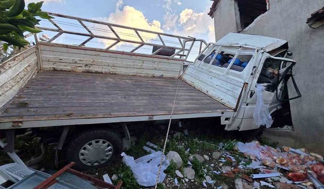 Kontrolden çıkan kamyonet eve çarptı: 1 ölü