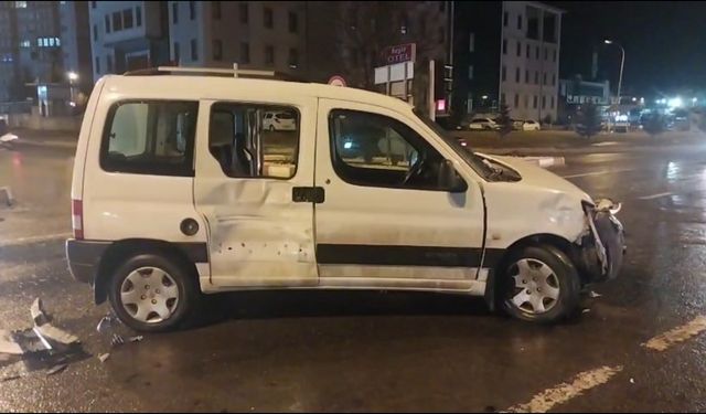 Kütahya'da ambulans ile otomobil çarpıştı: 1 yaralı
