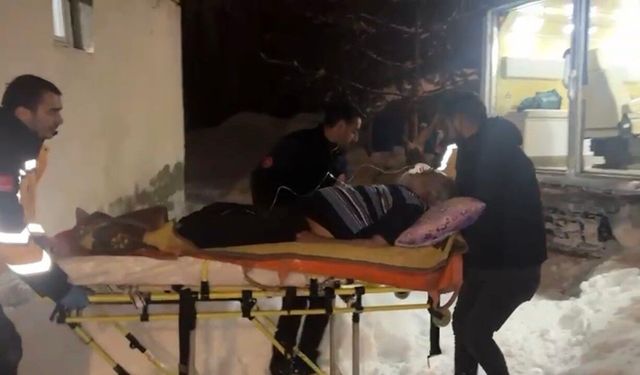 Nefes darlığı yaşayan hasta karla kaplı köyden paletli ambulansla kurtarıldı