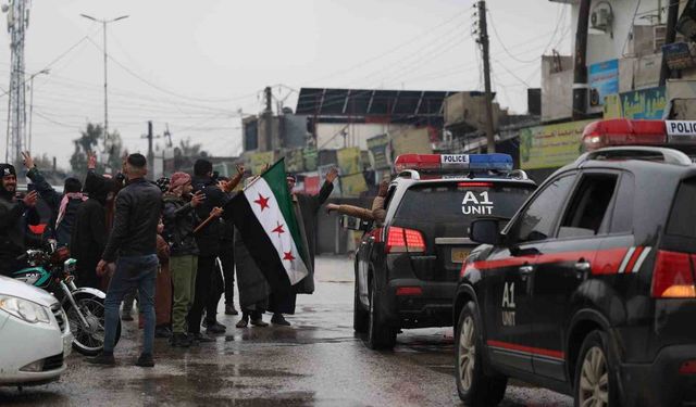 Suriye'de güvenlik güçlerine ait konvoy Tabka'ya girdi