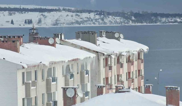 Tatvan'da sibirya soğukları etkili oluyor: Çatılarda metrelerce buz sarkıtları oluştu