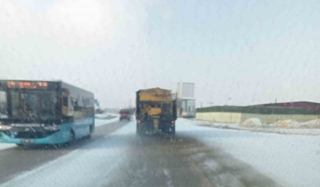 Yollarda buzlanmaya karşı tuzlama çalışması