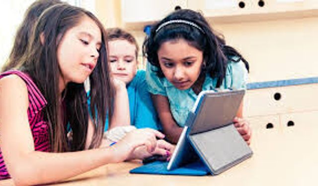 Sosyal medya platformlarına 15 yaş sınırı getiren yasa tasarısını kabul etti