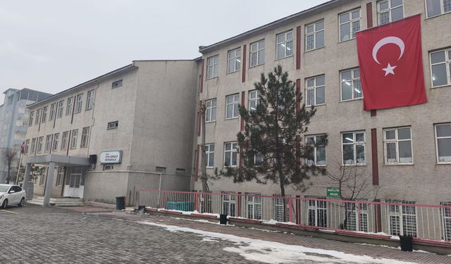 OKULLAR DEVASA BAYRAKLARLA DONATILDI