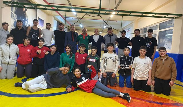 Iğdırlı Genç Güreşçiler Türkiye Şampiyonası Yolcusu