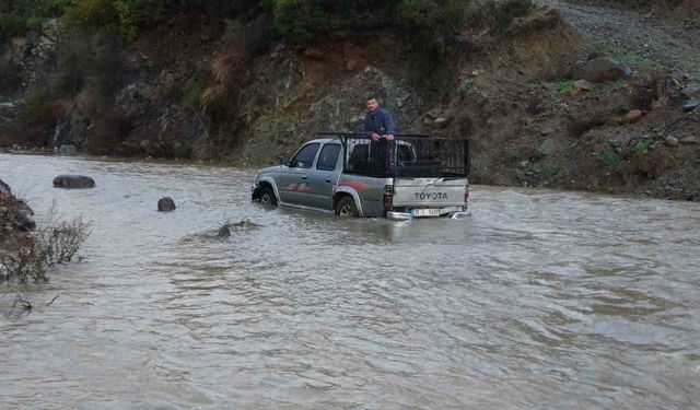 Araçlar mahsur kaldı: Yaşanan zor anlar kamerada