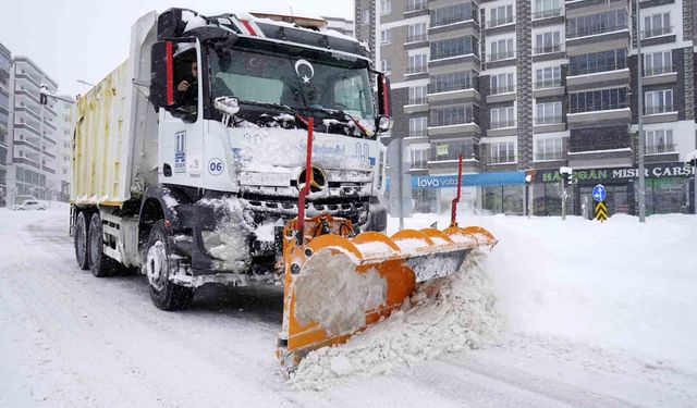 Büyükşehir'in kar timleri 7/24 sahada