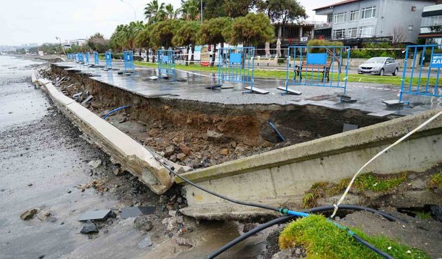 Dalgalar sahili yıktı geçti