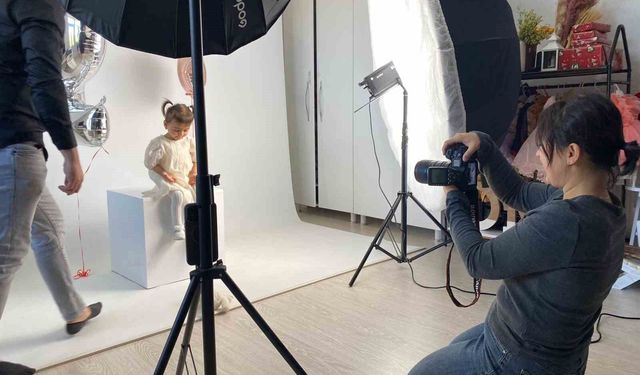 Evinin bir odasını stüdyoya çevirdi