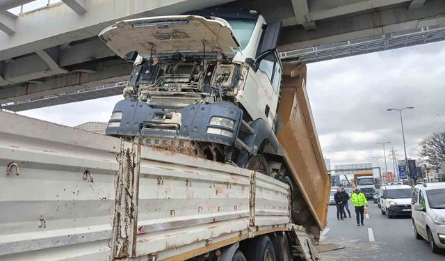 Hafriyat kamyonu üst geçide çarptı