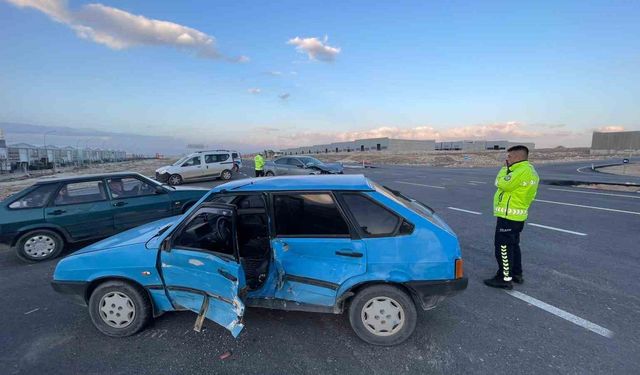 İki otomobil çarpıştı: 2 yaralı