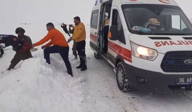 Kars'ta kar esareti: Hasta çocuklar için Mehmetçik ve ekipler seferber oldu