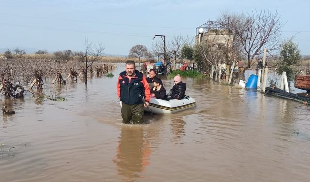 Manisa’da su baskınında mahsur kalan 4'ü çocuk 5 kişi kurtarıldı