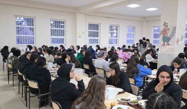 Öğrencilerle iftar programına katıldı