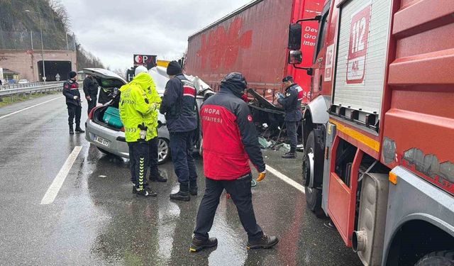 Otomobil park halindeki tıra çarptı: 2 ölü, 1 yaralı