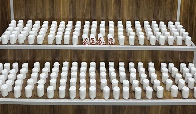 Polisten kaçan araçlardan binlerce uyuşturucu hap çıktı