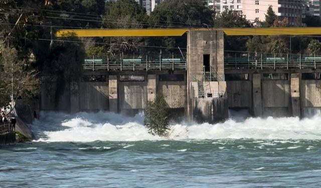 Seyhan Barajı'ndan su tahliyesi sürüyor: Tarlalar su altında kaldı