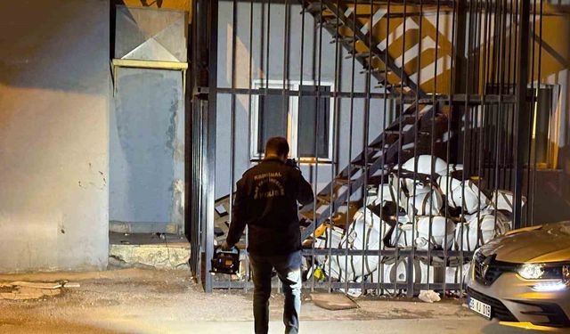 Tabancayla uğraşırken kendini vurdu, silahı yangın merdivenine sakladı