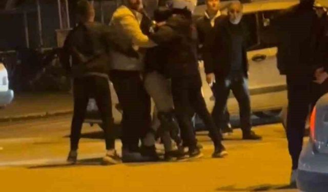 Tekmeli yumruklu kavga kamerada