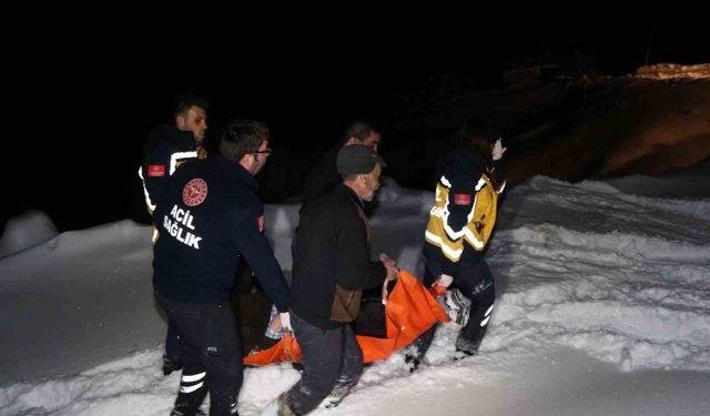 Yolu karla kapanan ve elektrikleri kesik olan köyde oksijensiz kalan hastanın imdadına yetiştiler