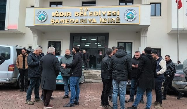 VALİ YOLU ESNAFI BELEDİYE BİNASI ÖNÜNDE TOPLANDI