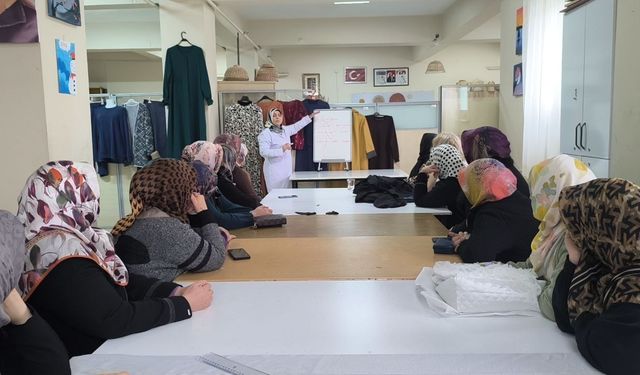 Iğdır Halk Eğitim Kurslarına Yoğun İlgi: 5 Bin Liralık Abiye 1200 Liraya Dikiliyor