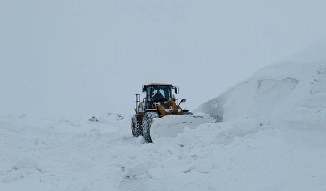 KAR VE FIRTINA NEDENİYLE KAPANAN KÖY YOLLARINA ANINDA MÜDAHALE